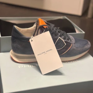 Blå sneakers från Philippe Model - Säljer ett par tvär feta skor perfekt nu till vintern och våren ❄️🔥Helt nya 🔥🤩Då jag köpte dem men dem var lite för små för mig. Skriv vid minsta fråga !!!