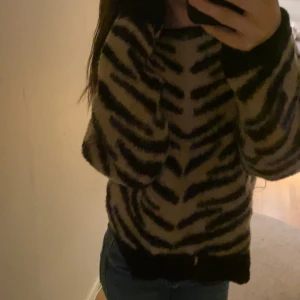 Tiger stickad tröja - Storlek S och i nytt skick. Köpare står för frakt