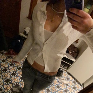 Vit kofta med pärlknappar - Säljer en vit kofta med dekorativa pärlknappar som passar perfekt för vintern. Jätteskönt material och i väldigt bra skick💓💓 