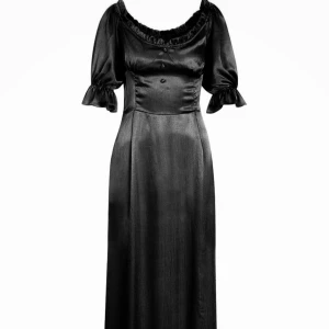 Svart långklänning från Boohoo - Elegant svart långklänning från Boohoo i satin. länningen har korta puffärmar och knappar framtill som ger en stilfull touch. Oanvänd 