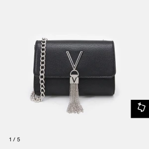 Valentino väska äkta - Säljer min helt oanvända valentino väska som är äkta. Den är köpt på boozt och köpte för ca en vecka sedan. Kan skicka bild på kvittot ifall det skulle behövas❤️