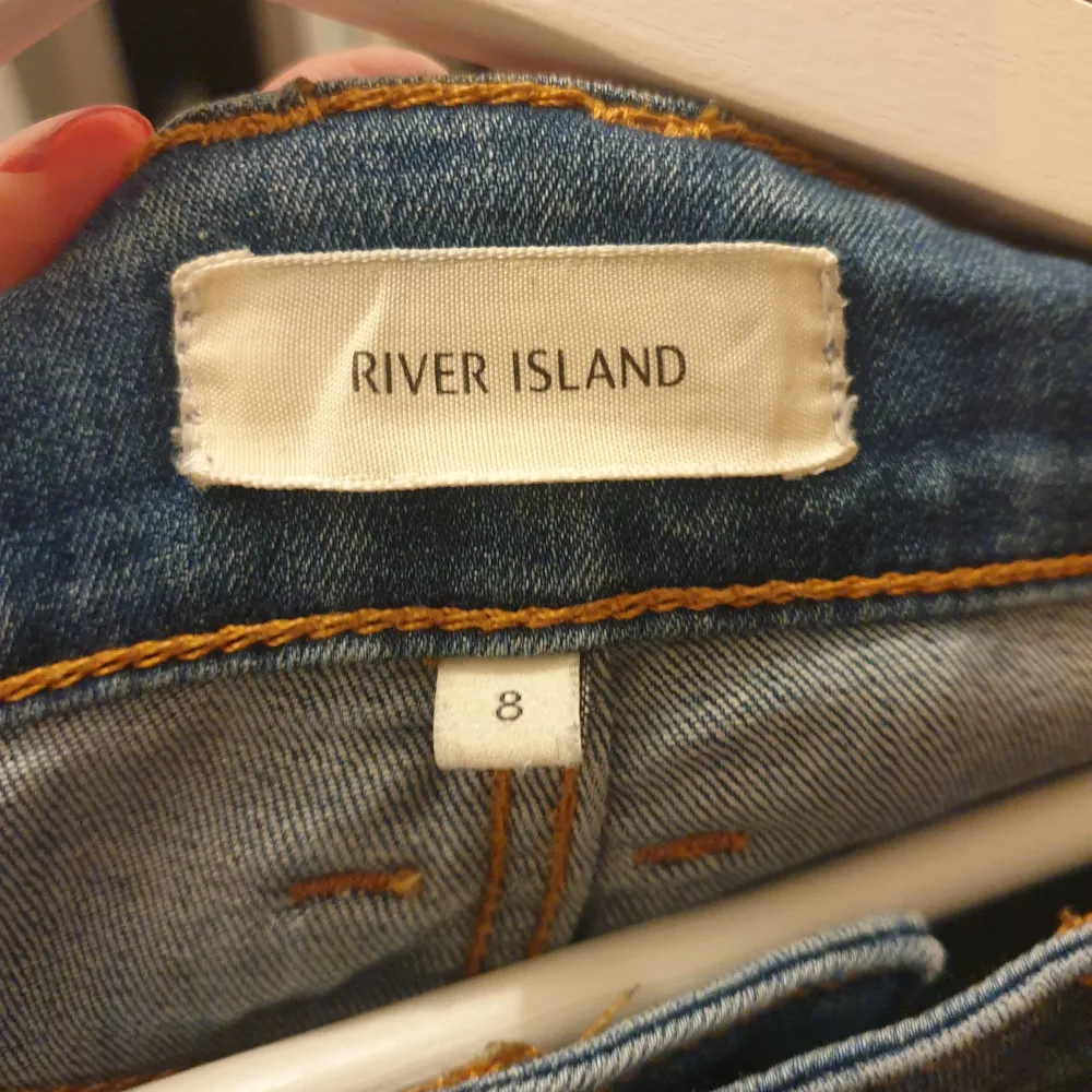 Snygga blå skinny jeans med coola dragkedjor framtill. De har en tight passform och är perfekta för en trendig look. Klassisk femficksdesign med två bakfickor och knappstängning. Från river island storlek 8. Jätte sköna o stretchiga. Tror det ska vara ankel längd, men passar perfekt på mig som är 160. Använda fåtal gånger.. Farkut & Housut.