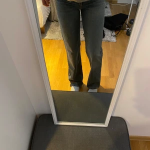 Blå jeans från Zara - Säljer ett par  blå jeans från Zara som jag köpte i barcelona. De har en straight passform med en medel midja. Knappt använda