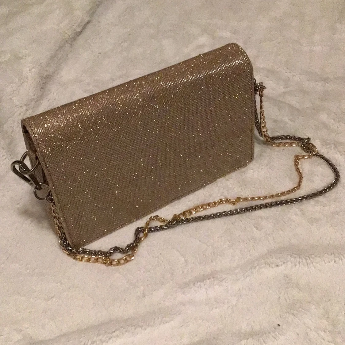 Glittrig guld axelväska med blommor - 90