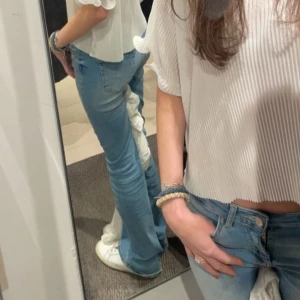 Only jeans  - Snygga jeans från only som inte kommer till användning längre! De är slitna längst ner baktill som man ser på sista bilen men annars fint skick 🩷