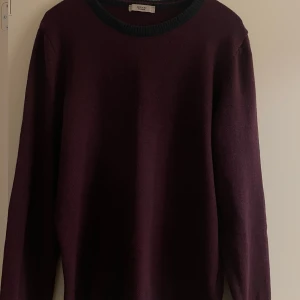 Vinröd tröja från Defacto Menwear  - Snygg vinröd tröja från Defacto Menwear och långa ärmar. Perfekt för kyligare dagar och stilrena outfits. Passar till jeans.