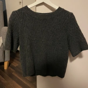 Mörkgrå stickad tröja - Säljer en stilren mörkgrå stickad tröja med korta ärmar. Skriv vid frågor❤️