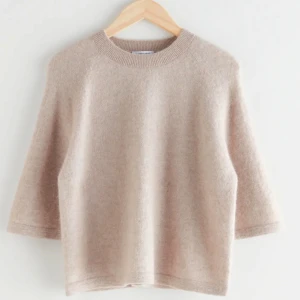 Beige tröja med trekvartsärm - Beige stickad tröja från &otherstories💖 I nyskick och köpt för 790!!
