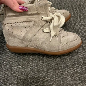 Isabel marant skor - Isabel marant skor med kilklack i modellen Bobby. Fint skick och fin beige/ljusgrön färg. Storlek 39 men passar även mig som brukar ha 38🥰🥰❤️
