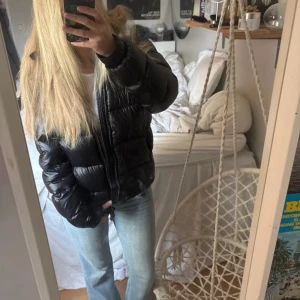 Moncler maya - Säljer min Moncler maya Jacka i storlek 1,fint skick förutom att lappen där inne har ramlat av och den har ett pytte litet hål bak men inget som syns mycket därav priset,Äkta hör av er för äkthetsbevis och fler bilder