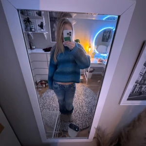 Blå stickad tröja från Pull&Bear - Säljer en blå stickad tröja i storlek S. Säljer då den inte kommer till användning. Köpt på Plick tidigare 💕