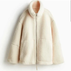 Hm pile teddy jacka - Den slutsålda hm jackan i storlek XS. Vit/beige. Använd 2-3 gånger och säljer pga att den inte kommer till användning. Skriv för egna bilden eller fler frågor!💕