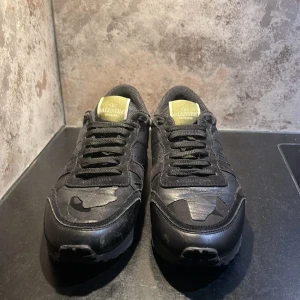 Valentino Rockrunner  - Säljer nu dessa Valentino Rockrunners I storlek 39 i en av de mest eftertraktade färgerna ! De är i riktigt bra skick och nypris är ca 7000 kr🤩 Skriv vid funderingar!