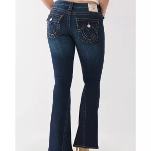 Mörkblå jeans från True Religion - Säljer dessa snygga True Religion jeans i storlek w25💗