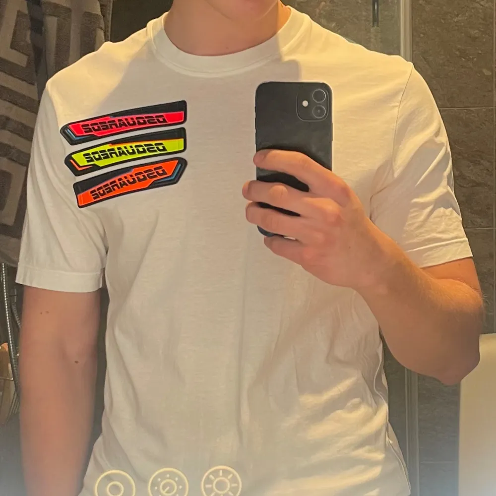 Säljer en äkta vit t-shirt från Dsquared2. Köpt i Dsquared2 butik i Puerto Banus Marbella. Kvitto saknas desvärre därav priset. Köpt för 2800kr . T-paidat.