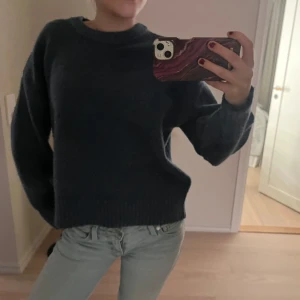 Mörkblå stickad tröja - Säljer en mörkblå stickad tröja. Köpt från bikbok för ca 400 kr. Nyskick skriv för fler bilder🩷