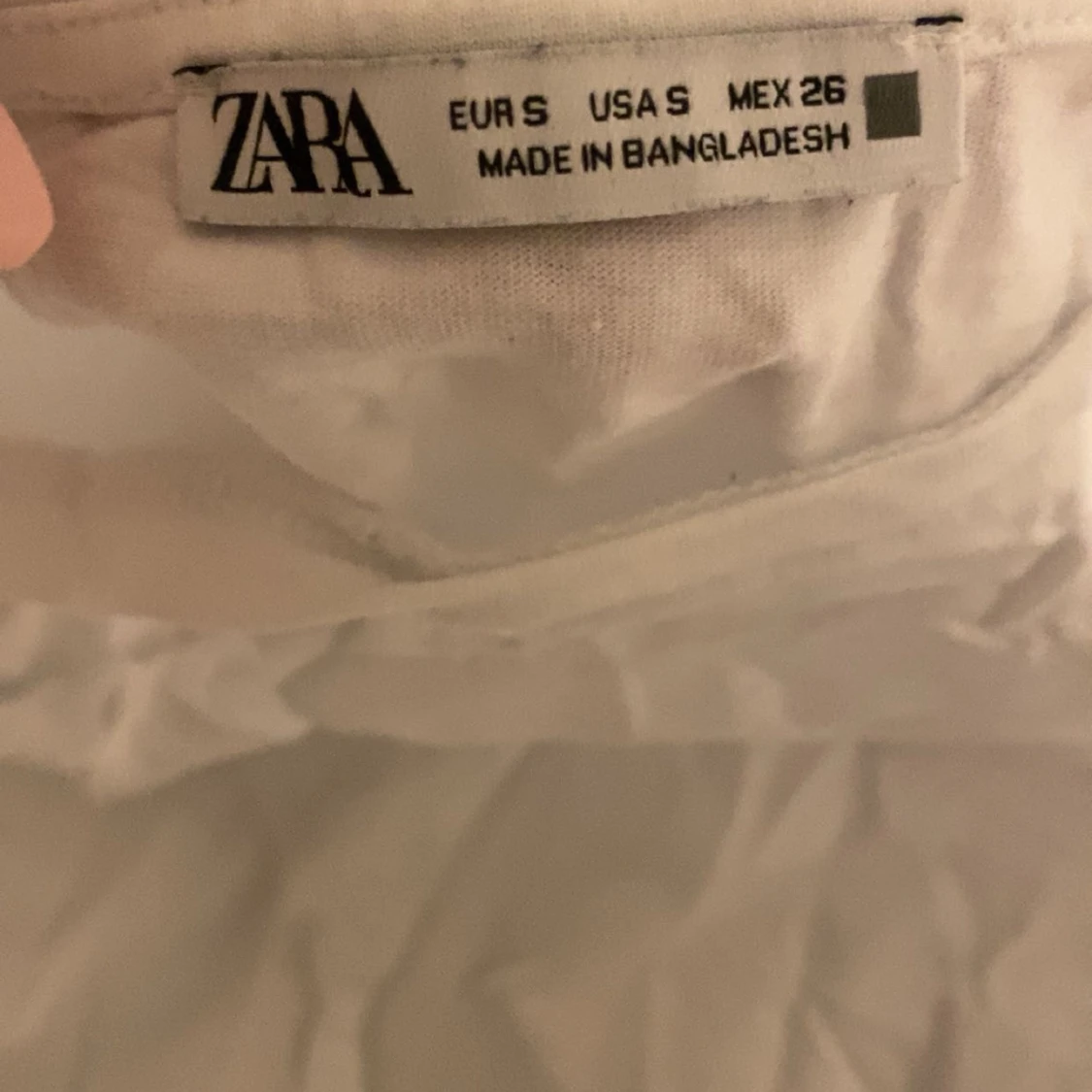 Vit t-shirt med spetsdetaljer från Zara - 1