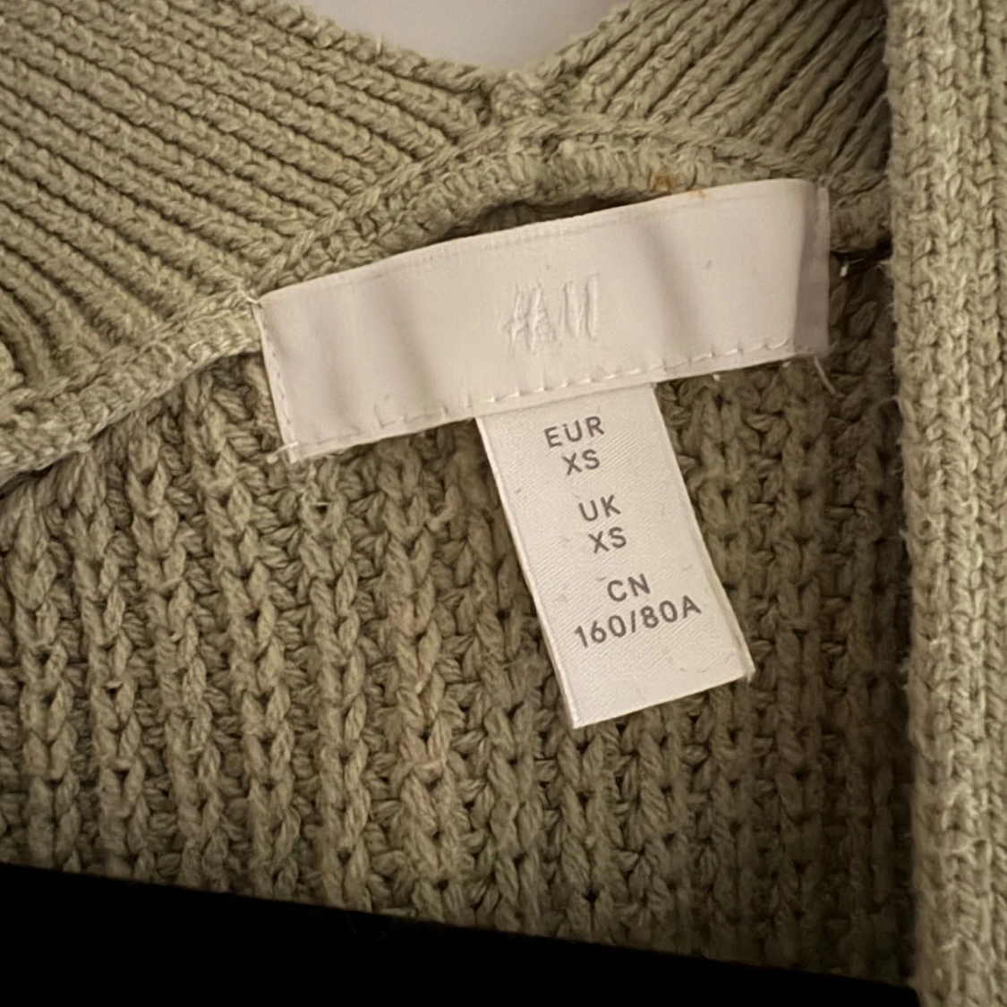 Olivgrön stickad kofta från H&M - 90