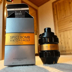 Spicebomb Extreme från Viktor & Rolf 90ml - En av de bästa parfymerna på marknaden. Ca 70 ml, 75% kvar (se bild 2). Originalförpacking ingår.