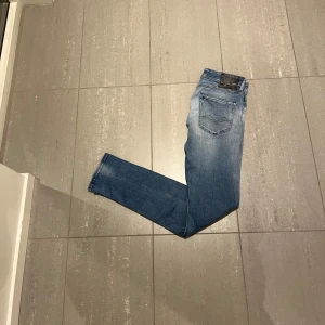 Replay  - Säljer nu dessa replay jeans, liten defekt fimns, skriv för fler bilder/frågor🙌🏼