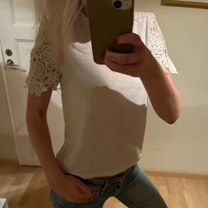 Vit topp med spetsdetaljer - Säljer en söt vit topp med korta spetsärmar. Perfekt till sommaren, mjukt skönt tyg bekvämt för varma dagar. Kommer höja priset när vi närmar oss sommaren så passa på om du är intresserad ❤️