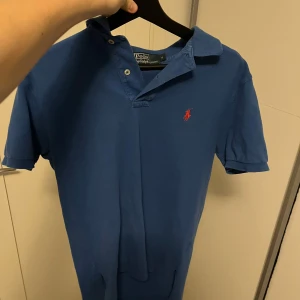 Blå piké från Ralph Lauren - Säljer min Ralph lauren pike för den är för liten, storlek S. Använd men bra skick.