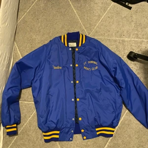 College/bomberjacka - Säljer denna schyssta o stiliga jackan som jag inte längre använder. Väldigt bra skick om man bortser från lite av broderiet.