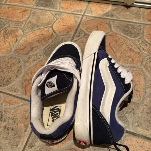 Vans knu skool sneakers  - Snygga blå och vita sneakers från Vans med klassisk design.  Använda förra året på våren men ingenting nu, fortfarande fint skick!! Skriv för fler frågor💞💞💞