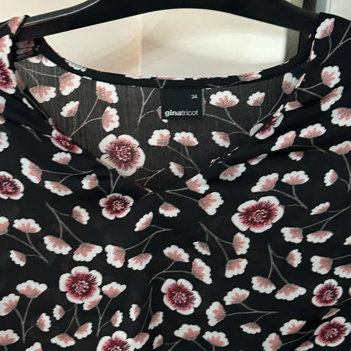 Blommig blus från Gina Tricot - 92