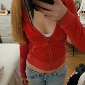 Rosa velour hoodie med dragkedja - Säljer en mysig vintage rosa velour hoodie från juicy couture med dragkedja framtill. Tröjan har långa ärmar och en praktisk huva. Perfekt för en avslappnad stil. Säljer då den inte kommer till annvändning längre.