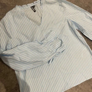 Söt Blus  - Säljer denna superfina blusen som bara använts 1-2 gånger 😍 Justerbara ärmar med detalj💕  Storlek XS, passar även S