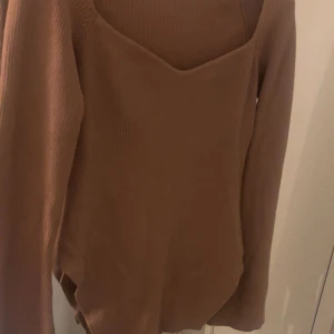 Brun ribbad tröja - Säljer en stilren brun ribbad tröja med långärmad design. Använd ett par gånger