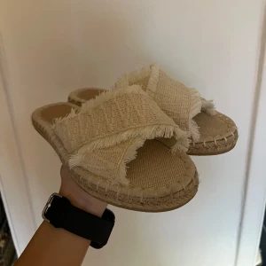 Beige sandaler med fransar - Snygga beige sandaler med fransdetaljer. 