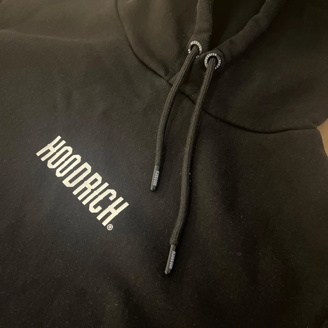 Svart hoodie och byxor från Hoodrich - 90