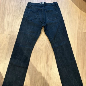 Svarta Rush jeans Hope - Snygga svarta jeans från Hope i modellen Rush. Rak passform riktigt sköna