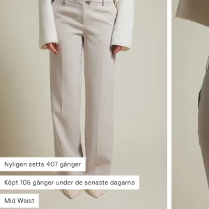 Beige kostymbyxor - Snygga beige kostymbyxor med midwaist passform. Byxorna har en klassisk design med raka ben och bälteshällor. Skriv om ni är intresserade och för mer bilder på💗💗Säljer för det va i fel model…