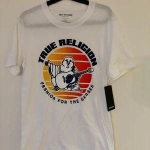 Snygg vit tischa från True Religion🧡 - Snygg vit t-shirt från True Religion. Helt ny med tag! 