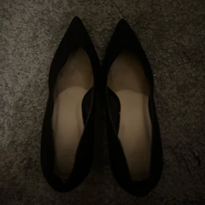 Svarta pumps med spetsig tå - Snygga svarta pumps med spetsig tå och klack.
