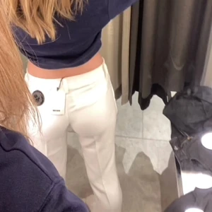 vita lågmidjade kostymbyxor - Snygga vita byxor med en tight passform och låg midja. Köpta på bikbok och går längre inte att köpa. Säljer för jag ej tycker jag passar i vitt 🤪 Använda max 5 gånger. Inga defekter. 