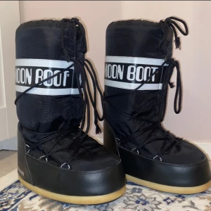 Svarta MoonBoots - Säljer mina moonboots🤍  Har haft de i ca 2 år.  De är i bra skick på utsidan men insidan är de slitna, vid hälen och tårna på insidan är tyget slitet, om man lägger in nya sulor blir det nog bättre👍 Kontakta om ni har några frågor och bilder på insidan🤍 ▪️Storlek 39-41▪️ 