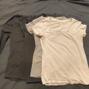 T-shirt Lager 157 - Säljer 3 basic o 1 långärmad t-shirts frön lager 157, i svart, grå och vit