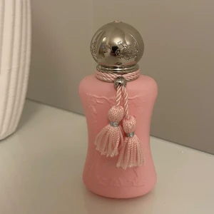Delina exlusif - Delina exlusif 30ml. Ca 60-70% kvar av den. Köpt för någon månad sedan (har kvitto) luktar lite mer ros än den vanliga delina! 