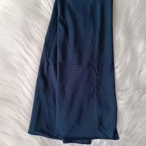 Ny lycra hijab  - Helt ny lycra hijab i färgen mörk marinblå, längd 180cm bredd 65cm. Kolla in min profil för fler färger.