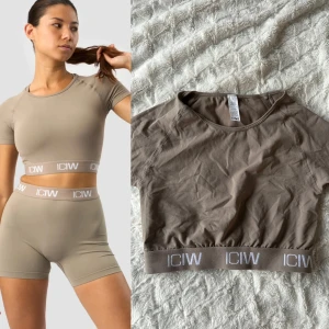 Define seamless logo t-shirt crop top  - Snygg beige croppad träningstopp från ICANIWILL med korta ärmar och elastiskt band med logga under bysten. Tog bort skylten men ej använt den någon gång, bara stått i garderoben Storlek S. (Nypris 399kr) 