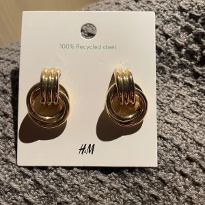 Helt helt oanvända guldörhängen från H&M - jättesnygga guldörhängen från H&M som varit slutsålda ett tag! Köpte precis men insåg att jag har ett par väldigt lika. Dom är alltså aldrig använda eller inte ens öppnade.💕💕💕