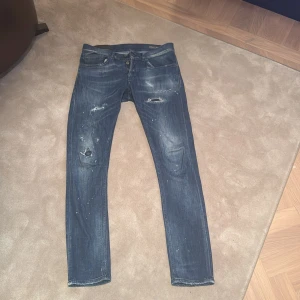 Blå jeans från Dondup - Snygga blå jeans från Dondup med slitna detaljer och en klassisk femficksdesign. Perfekta för en avslappnad stil med en touch av edge.