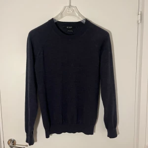 Tiger of Sweden tröja - Säljer en stilren mörkblå tröja från Tiger of Sweden. Storlek S (passar dig som är 170-182). Skick 7/10 (sparsamt använd). Nypris 799kr. Priset går ALLTID att sänkas vid snabbt köp! Hör av er vid frågor🙏