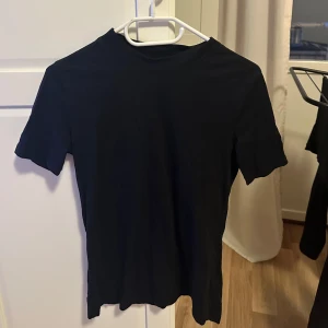 Tshirt - T-shirt från Nelly men lite högre krage, använd enstaka gång