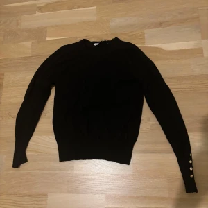 Svart tröja med knappar - Svart tröja från Zara med guldiga knappar💞Använd enstaka gånger💓