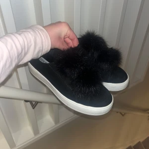 Svarta sneakers Steve Madden  - Jättefina svarta sneakers från Steve Madden med två söta fluff bollar på ovansidan. Dem är i nyskick utan några defekter och jag säljer för dem tyvärr var för stora på mig. Storlek 39/40!🥰skriv om ni har några frågor, pris går att diskuteras 